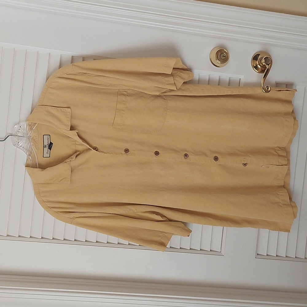 Tommy Bahama medium button done 100%silk